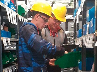 Operarios catalogando materiales en almacén